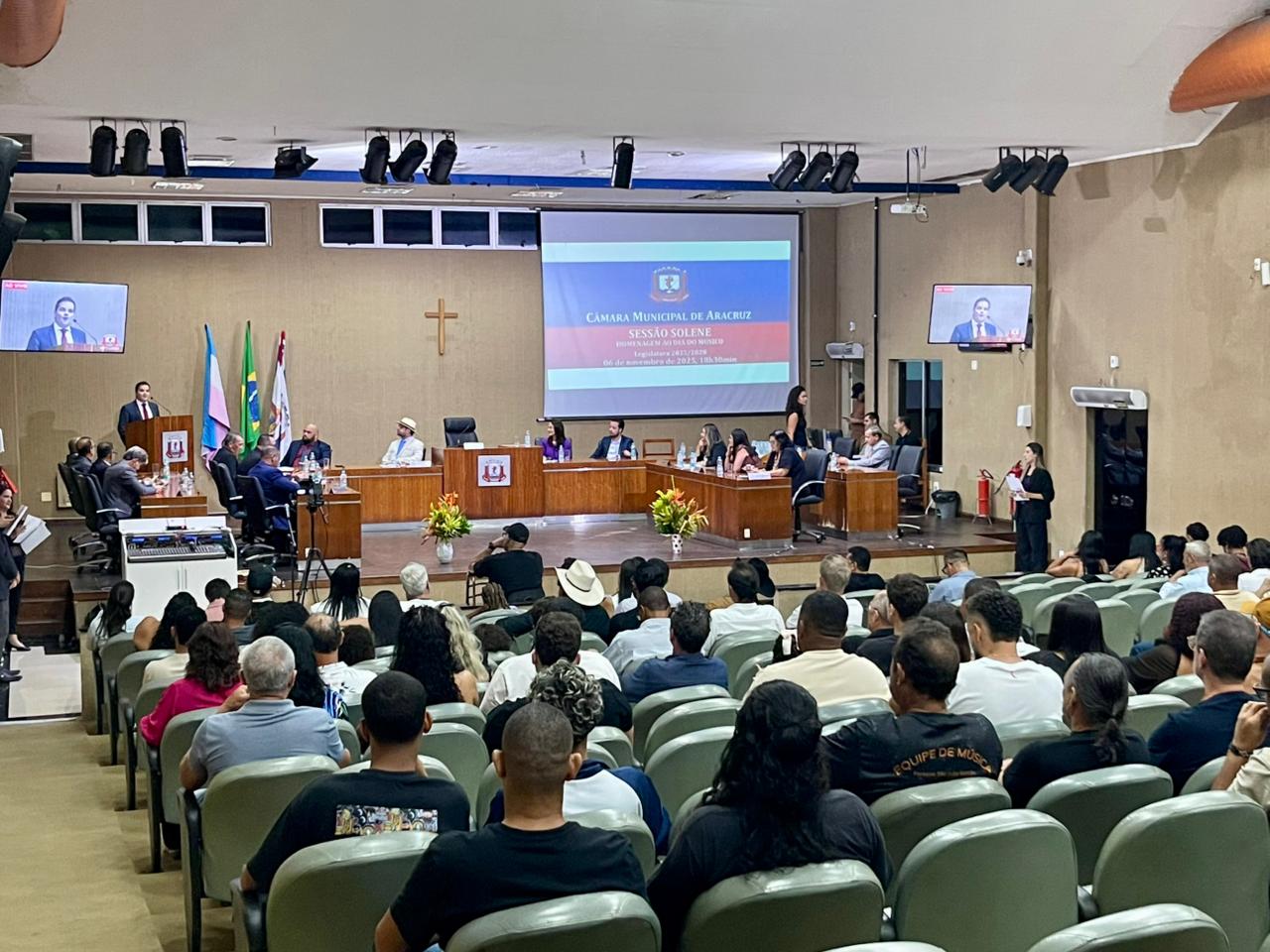 CÂMARA HOMENAGEIA ARTISTAS E PROFISSIONAIS DA MÚSICA EM SESSÃO SOLENE 