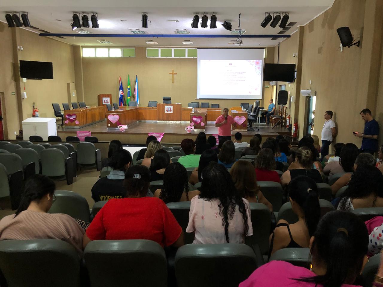 CÂMARA HOMENAGEIA SUAS SERVIDORAS E COLABORADORAS NO DIA INTERNACIONAL DA MULHER