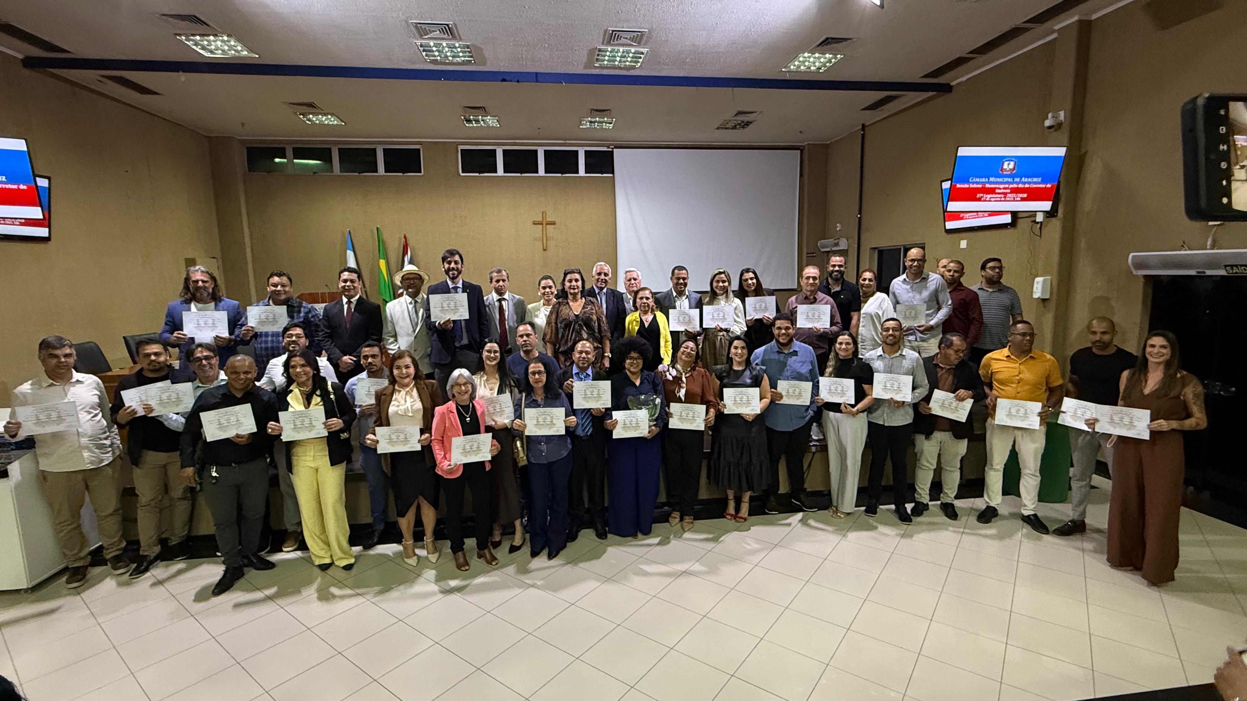 CÂMARA MUNICIPAL DE ARACRUZ REALIZA SESSÃO SOLENE EM HOMENAGEM AO DIA DO CORRETOR DE IMÓVEIS