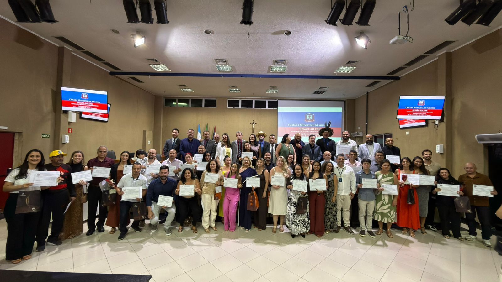 CÂMARA MUNICIPAL DE ARACRUZ REALIZA SESSÃO SOLENE EM HOMENAGEM AOS SERVIDORES DO ANO