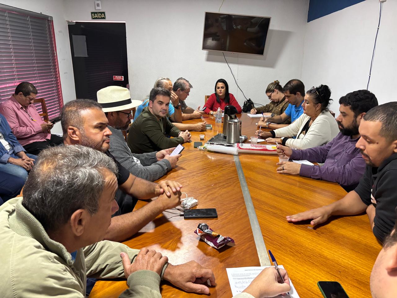 COMISSÃO RECEBE DIRETORES DO SINDICATO DOS TRABALHADORES DA EDUCAÇÃO PARA DEBATER REAJUSTE DO PISO SALARIAL DA CATEGORIA