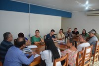 COMISSÃO RECEBE REPRESENTANTES DO DISTRITO DE SANTA CRUZ PARA DISCUTIR PROJETO DO AERÓDROMO DE ITAPERA