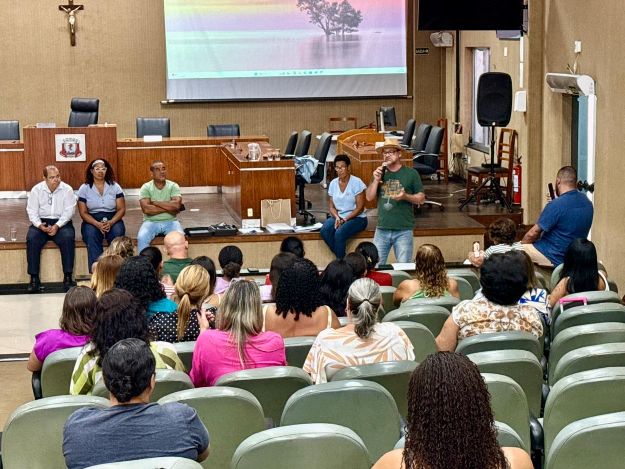 ENCONTRO NO PLENÁRIO DA CÂMARA DEBATE AÇÕES EM FAVOR DOS SERVIDORES ADMINISTRATIVOS DAS UNIDADES DE ENSINO