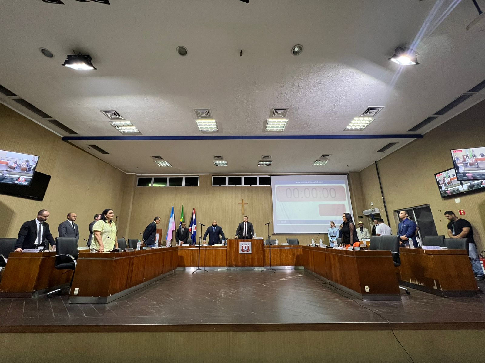 MOROSIDADE NA REALIZAÇÃO DE SERVIÇOS PÚBLICOS É CRITICADA DURANTE A 104ª SESSÃO ORDINÁRIA