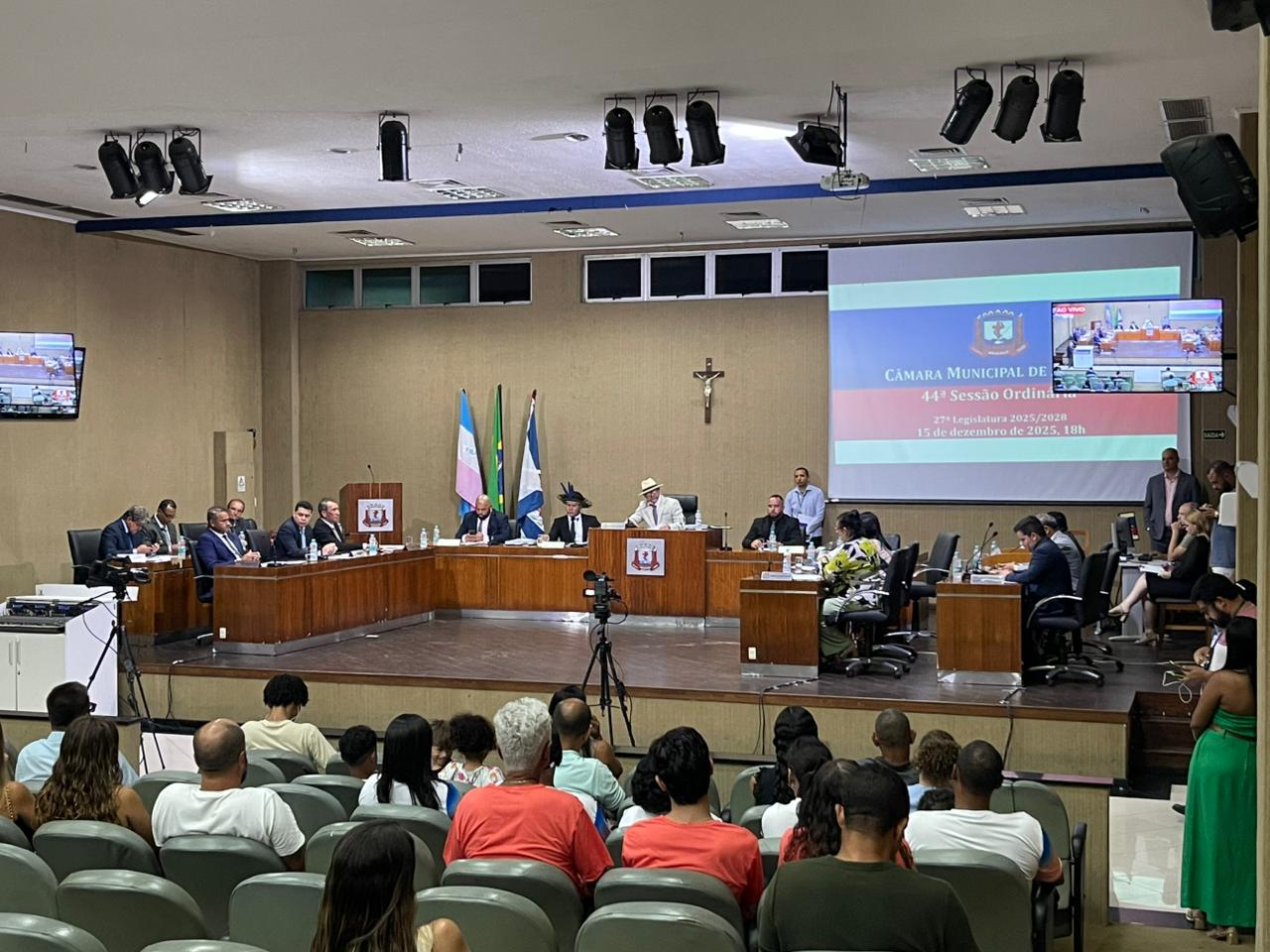 PROPOSTA QUE PERMITE A REELEIÇÃO DE MEMBROS DA MESA DIRETORA DA CÂMARA É APROVADA 