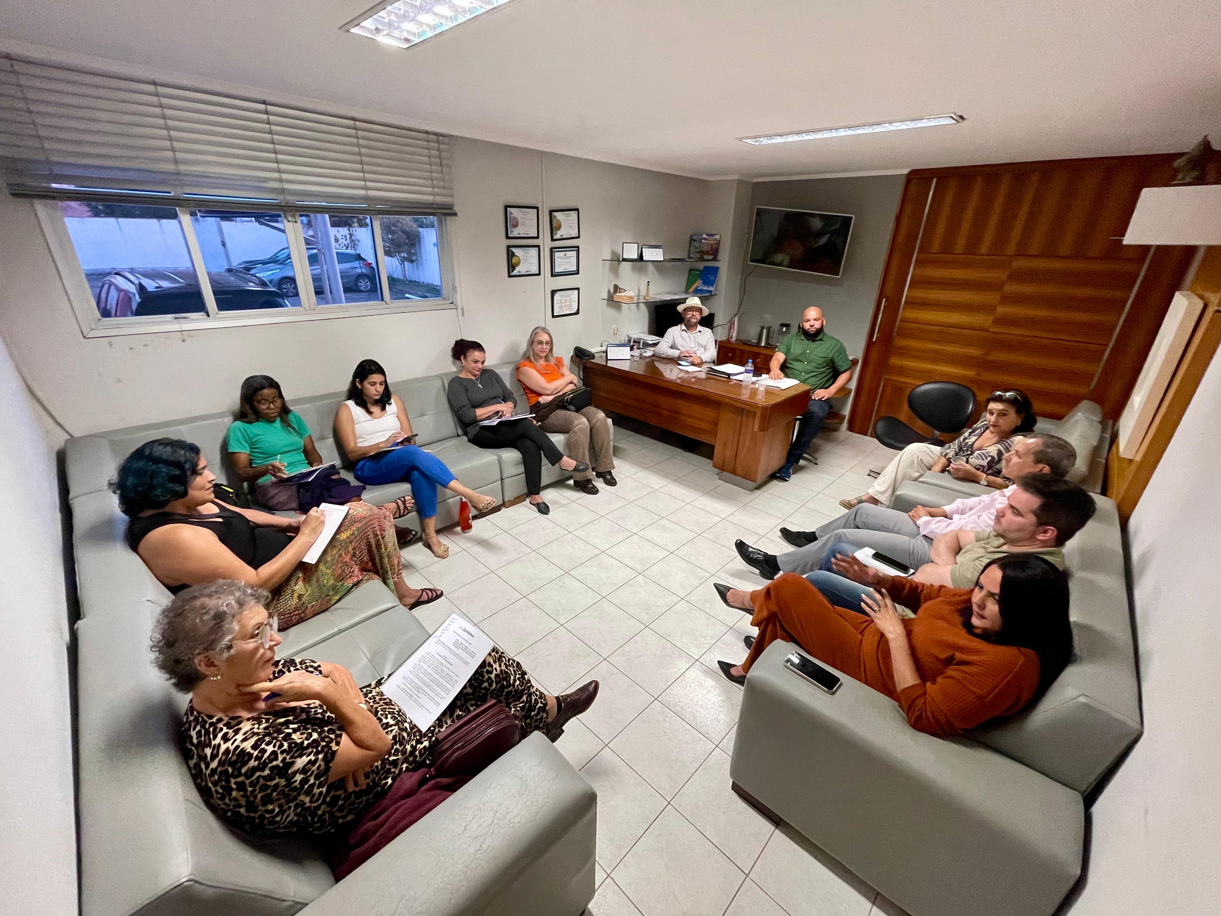 VEREADORES RECEBEM REPRESENTANTES DA EDUCAÇÃO PARA DISCUTIR PROJETO DE LEI SOBRE GESTÃO DEMOCRÁTICA DO ENSINO NO MUNICÍPIO DE ARACRUZ