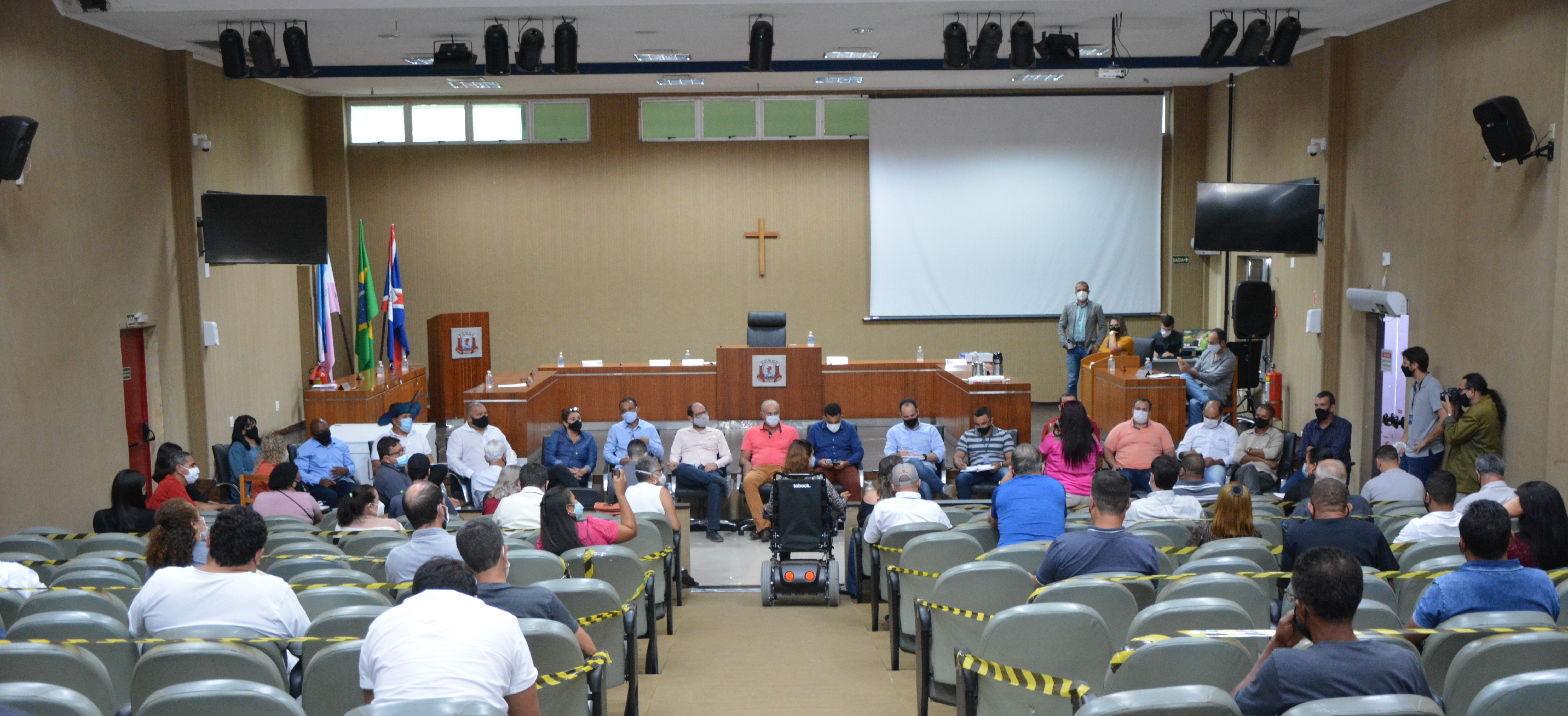 VEREADORES REÚNEM-SE COM REPRESENTANTES DE SETRANS E SEMDS PARA DISCUTIR O TRANSPORTE PÚBLICO MUNICIPAL.